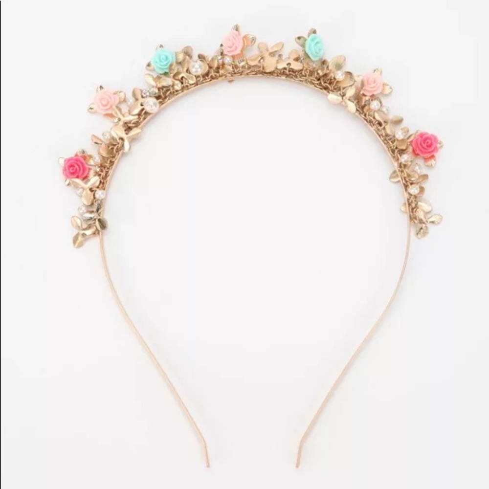 ISO urban outfitters flower garden headband!! 💗💗